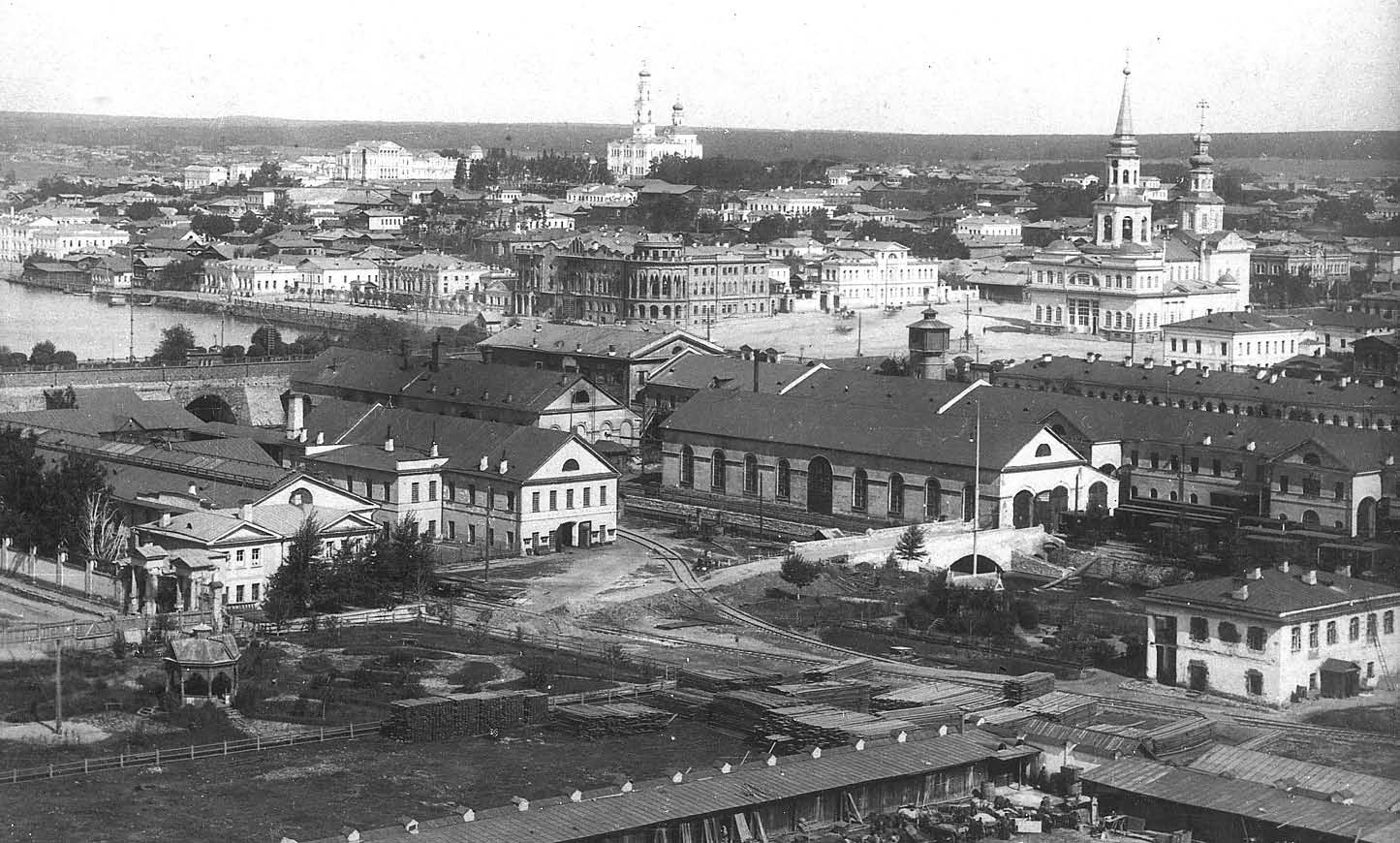 Екатеринбург, 1887 год. На дальнем плане в центре дом Н. И. Севастьянова, справа Екатерининский горный собор, ныне утраченный. Фото Государственного архива Свердловской области