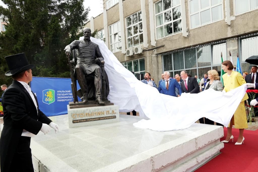 Памятник Петру Столыпину открыли в центре Екатеринбурга